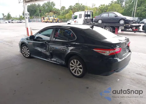 2018 Toyota Camry Le z USA, uszkodzony, nr VIN 4T1B11HK1JU123054